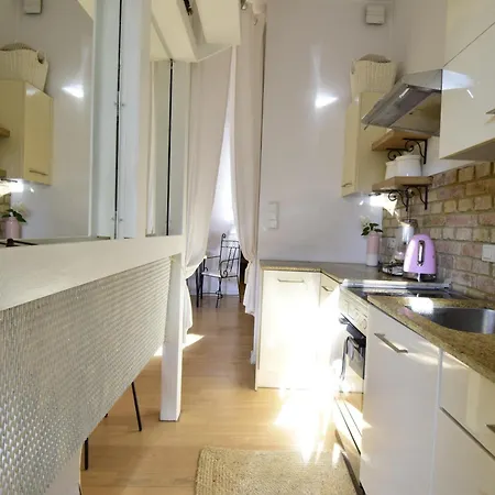 Apartment Style & Center Spot *