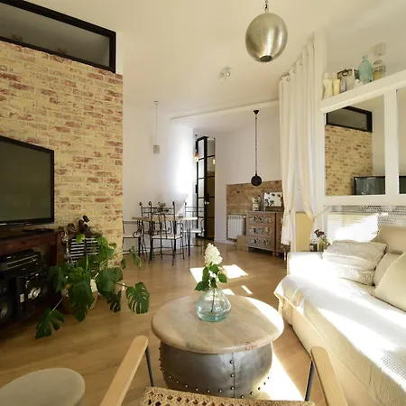 Apartment Style & Center Spot *