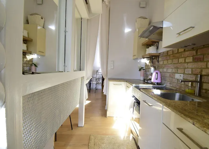 Apartment Style & Center Spot *