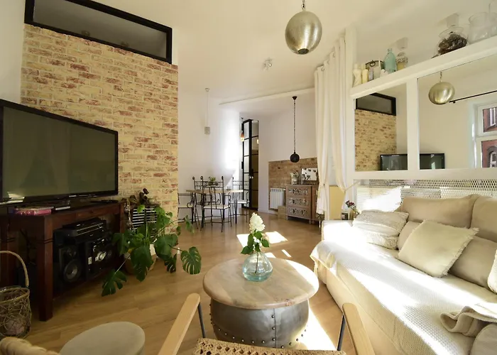 Apartment Style & Center Spot *